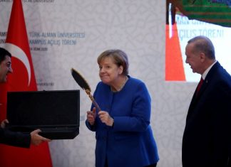 Eνώ οι γερμανικές ΜΚΟ αλωνίζουν στα νησιά, η Μέρκελ διαπιστώνει τη… φιλοξενία του Ερντογάν και τη… φρίκη της Λέσβου