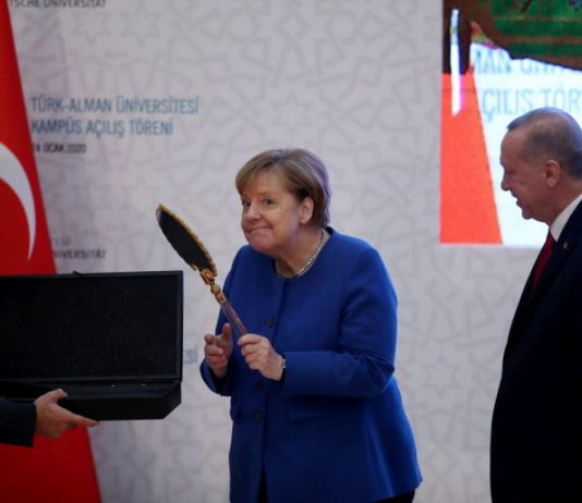 Διάλογος με στημένο “διαιτητή” δεν πρέπει να γίνει