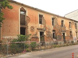 Καπναποθήκες Ηλιού : Koιτώντας επί 20 χρόνια ένα ετοιμόρροπο κτίριο