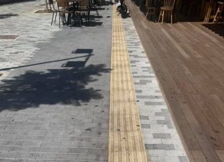 “Τυφλές” και οι οδεύσεις των τυφλών στην πλατεία της Βόνιτσας