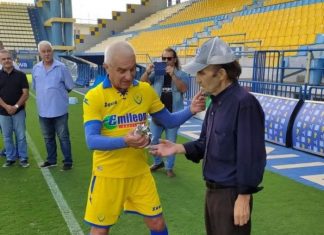 Το Μίμη Δενδρινό τίμησαν οι παλαίμαχοι ποδοσφαιριστές της ΑΕΜ και του Παναιτωλικού