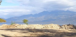 Σε χώρο για μπάζα μετατρέπεται η Τριχωνίδα