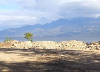 Σε χώρο για μπάζα μετατρέπεται η Τριχωνίδα