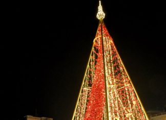 Φωταγωγήθηκε το Χριστουγεννιάτικο δένδρο στο Μεσολόγγι