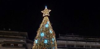 Φωταγωγήθηκε το χριστουγεννιάτικο δέντρο στο Αγρίνιο