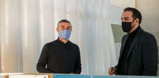 Ο Φαρμάκης σε εταιρεία του Αγρινίου που κατασκευάζει τις πρώτες κινητές μονάδες ΜΕΘ
