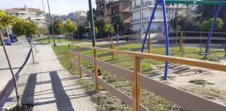 Εργασίες στην παιδική χαρά στην πλατεία Άρη Βελουχιώτη
