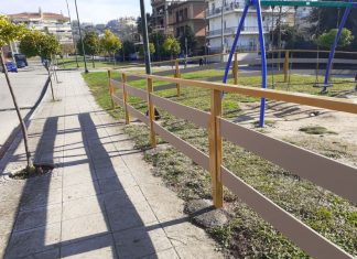 Εργασίες στην παιδική χαρά στην πλατεία Άρη Βελουχιώτη