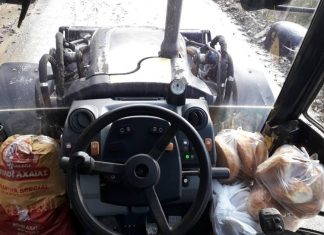 Ανοίγουν δρόμους και φέρνουν… ψωμί οι μπουλτόζες στο ορεινό Θέρμο