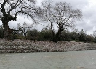 “Φούσκωσε” η Ερμίτσα και παρέσυρε τμήμα του αντιπλημμυρικού