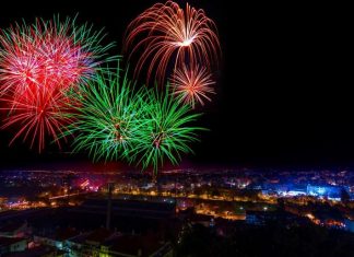 Πώς υποδέχτηκαν το 2022 οι μεγάλες πόλεις της Ελλάδας