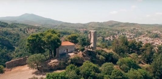 Ο Άγιος Γεώργιος και το κάστρο στο Αγγελόκαστρο