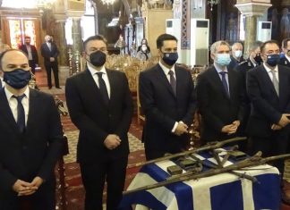 – To όπλο παρά πόδα! Αρκετά κάναμε για τον τόπο, σε δύο χρόνια έχουμε εκλογές, να μην κάνουμε κάτι και για εμάς;