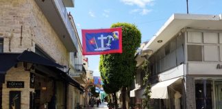 Σημαιοστολισμός από τον Εμπορικό Σύλλογο για τις Γιορτές Εξόδου