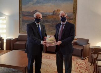 Στις Γιορτές Εξόδου προσκάλεσε τον Πρόεδρο της Βουλής ο Κώστας Λύρος