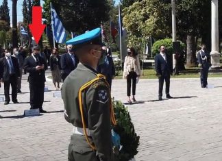 – Kάθε χρόνο τα ίδια και τα ίδια… ας στείλουμε κανένα μήνυμα να περάσει η ώρα