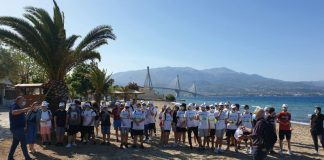 Εθελοντικός καθαρισμός στην πλαζ Αντιρρίου από τους μαθητές του Γυμνασίου