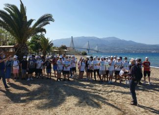 Εθελοντικός καθαρισμός στην πλαζ Αντιρρίου από τους μαθητές του Γυμνασίου