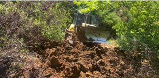 Συνεργεία της Περιφέρειας συνδράμουν στην αποκατάσταση των δρόμων στον Αράκυνθο