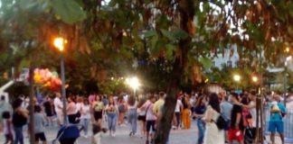 «Ο ανεξέλεγκτος συνωστισμός στην κεντρική πλατεία Αγρινίου δημιουργεί κινδύνους για τη δημόσια υγεία»