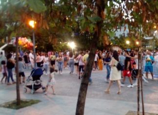 «Ο ανεξέλεγκτος συνωστισμός στην κεντρική πλατεία Αγρινίου δημιουργεί κινδύνους για τη δημόσια υγεία»