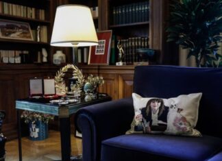 Η Πρόεδρος έβγαλε τις σημαίες, αλλά έβαλε… μαξιλάρι με τη φάτσα της στον καναπέ!