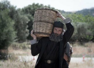 Δύο προβολές στον “Ελληνίς”: Παρατείνεται “Ο άνθρωπος του Θεού”