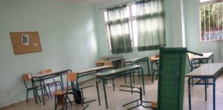 4ο Γυμνάσιο Αγρινίου : Κατάληψη για να σπάσουμε τις παλιές καρέκλες και να έχουμε αίτημα για καινούργιες