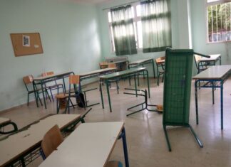 4ο Γυμνάσιο Αγρινίου : Κατάληψη για να σπάσουμε τις παλιές καρέκλες και να έχουμε αίτημα για καινούργιες