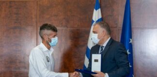 Τιμήθηκε ο νικητής του «Σπάρταθλον» Φώτης Ζησιμόπουλος από τον Υπουργό Προστασίας του Πολίτη