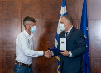 Τιμήθηκε ο νικητής του «Σπάρταθλον» Φώτης Ζησιμόπουλος από τον Υπουργό Προστασίας του Πολίτη
