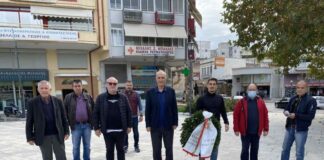 Στεφάνι από αντιπροσωπεία του ΣΥΡΙΖΑ στο Αγρίνιο για το Πολυτεχνείο