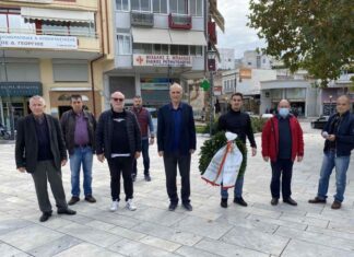 Στεφάνι από αντιπροσωπεία του ΣΥΡΙΖΑ στο Αγρίνιο για το Πολυτεχνείο