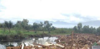 Μπάζα στην παρόχθια ζώνη της Τριχωνίδας στο Καινούργιο