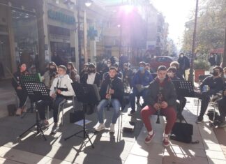 Κάλαντα από τους μαθητές του Μουσικού Γυμνασίου στον πεζόδρομο της Χαρ. Τρικούπη