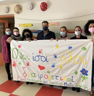 Το δένδρο στο Ειδικό Νηπιαγωγείο Αγρινίου «Μαρία Δημάδη» στόλισε ο Δήμαρχος μαζί με τους μαθητές
