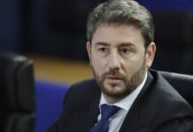 Ο «διμέτωπος» Ανδρουλάκης ρίχνει νερό στον μύλο του Μητσοτάκη