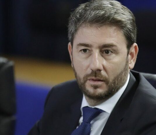 Ο «διμέτωπος» Ανδρουλάκης ρίχνει νερό στον μύλο του Μητσοτάκη