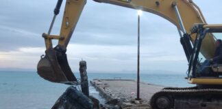 Απομακρύνεται η αυθαίρετη κατασκευή από την παραλία του Κρυονερίου