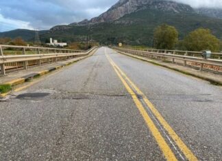 Καθίζηση στη γέφυρα του Ευήνου, παρασύρθηκε η σιδηροδρομική