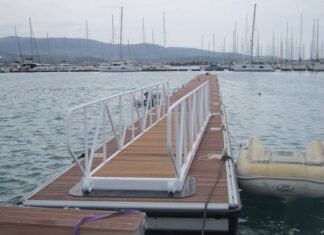 Νέες πλωτές εξέδρες στο λιμάνι της Παλαίρου