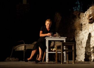 Η παράσταση «Συμβολαιογράφος» με την Υρώ Μανέ στην Παπαχαραλάμπειο Αίθουσα Ναυπάκτου