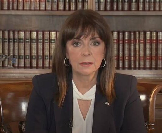 Tο ΔΗΠΕΘΕ Αγρινίου βοηθά την τέως ΠτΔ να… διορθώσει την υστεροφημία της