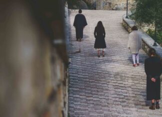 ΔΗΠΕΘΕ Αγρινίου : «Η δεξιά τσέπη του ράσου» παρουσιάζεται στην Αθήνα