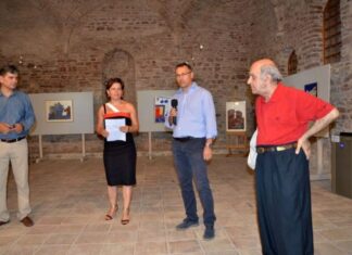 H Eφορεία Αρχαιοτήτων αποχαιρετά τον Αλέκο Φασιανό ενθυμούμενη την έκθεσή του στη Ναύπακτο