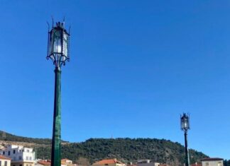 Νέα βενετσιάνικου τύπου φωτιστικά στο Λιμάνι της Ναυπάκτου