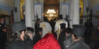 Στο Μεσολόγγι η σορός του Μητροπολίτη Κοσμά – Τρισάγιο και αγρυπνία κατά την εκκλησιαστική τάξη