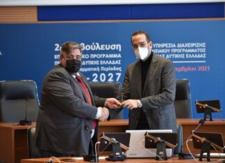 Αναμνηστική πλακέτα στους επιχειρηματίες που στήριξαν τους πυρόπληκτους