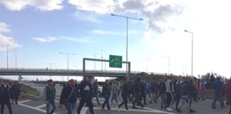 Απέκλεισαν συμβολικά την Ιόνια Οδό στο Χαλίκι οι αγρότες