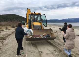 Δράση καθαρισμού της παραλίας «Αράπης» από το Γυμνάσιο Λουτρού και το Δήμο Αμφιλοχίας